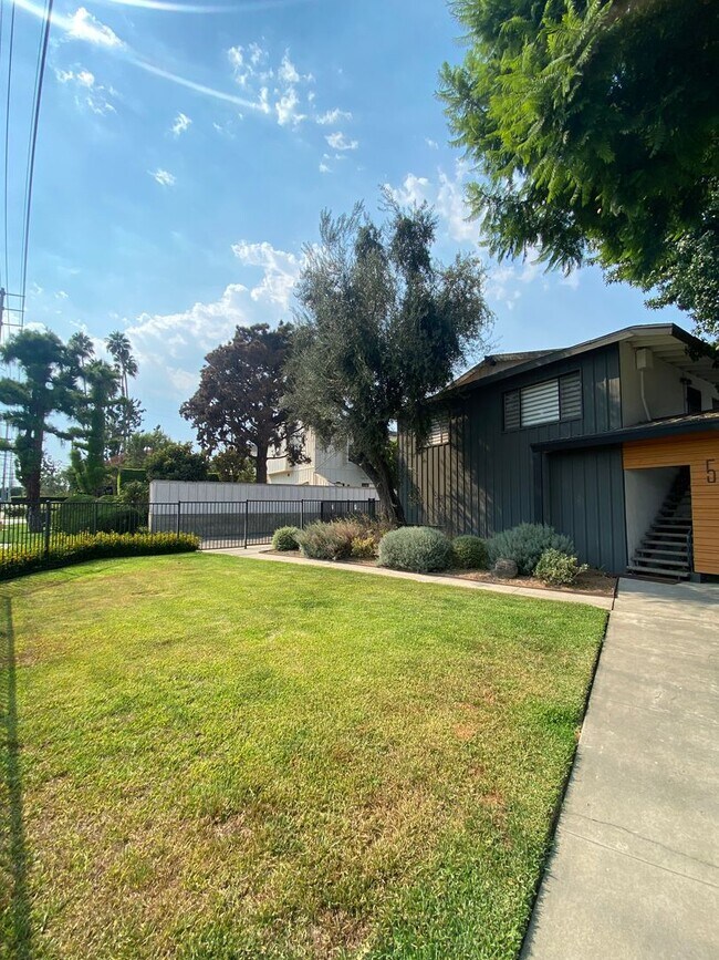 521-523 E. Live Oak Avenue