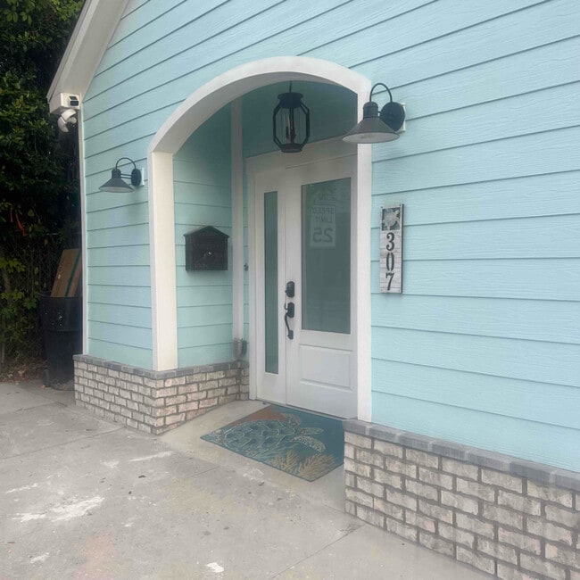 Photo - 307 E Gonzalez St