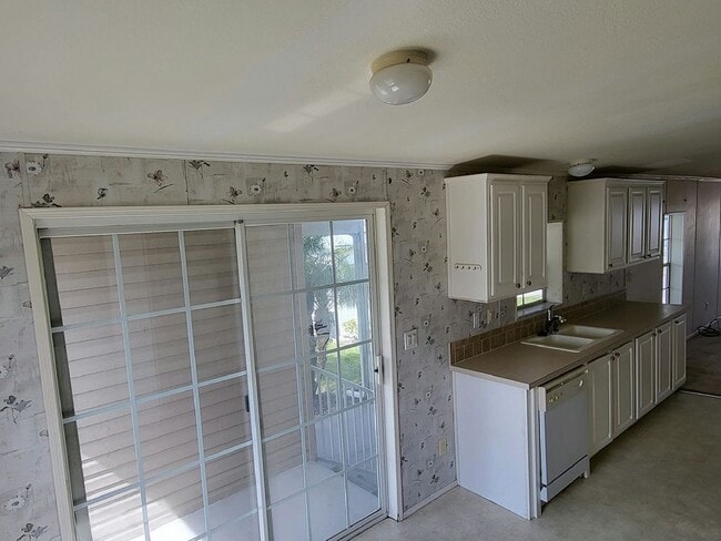 Photo - 182 Oleander St