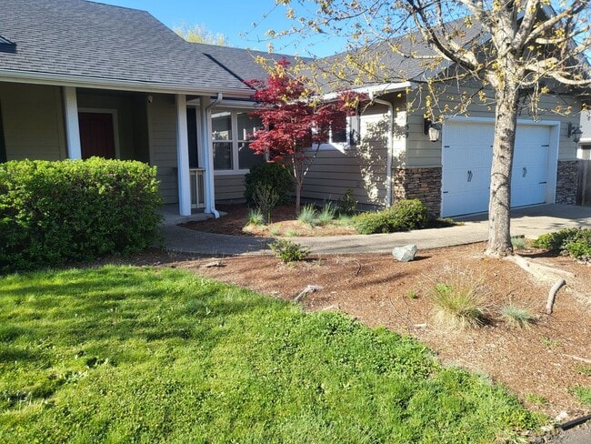Photo - 3 bed 2 bathHome for Rent in Grants Pass