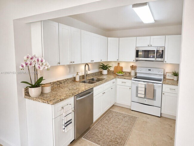 Photo - 881 W 37th St