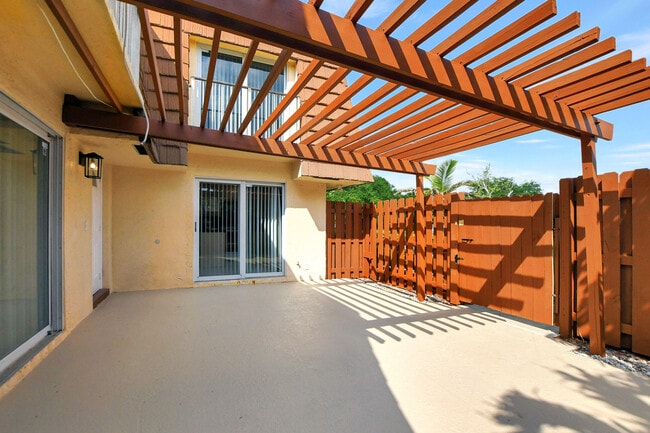 Photo - 2555 Albatross Rd N