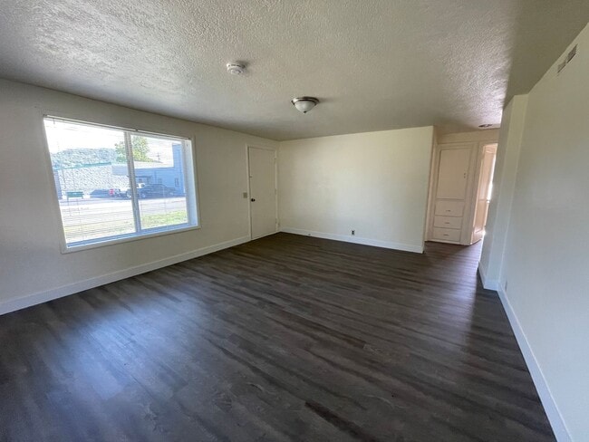 Photo - 3 bedroom 1 1/2 bath newly remodeled Roseb...