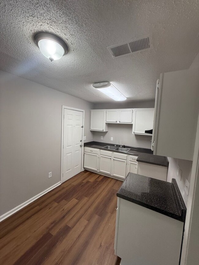 Photo - 4 Success is now offering this spacious 3 bedroom home 1.5 bathroom home in a very quiet neighbor...