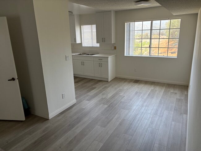 Dining area with south facing window and Ceiling Fan - Beneda Lane Apartments