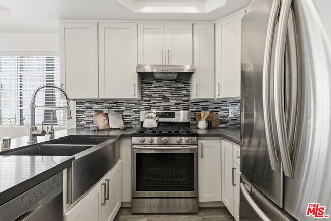 11110 Camarillo St Unit 122
