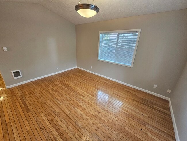 Photo - 475 Madrona Ave S