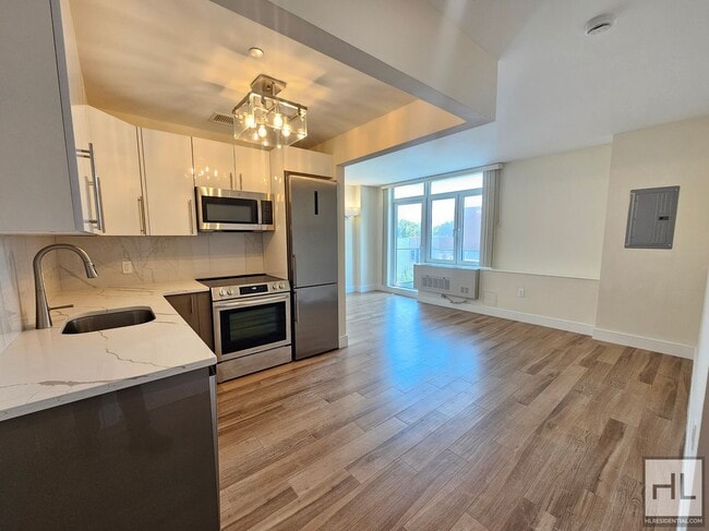 Building Photo - Spacious Studio with Balcony in Modern Bui... Rental