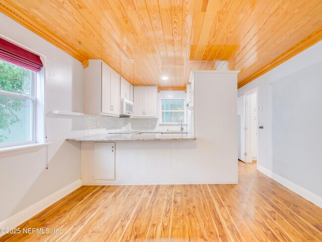 Photo - 6472 Putnam St