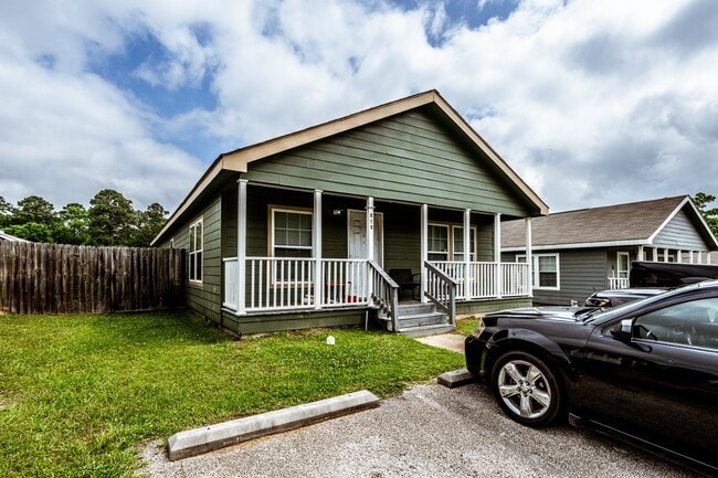 Building Photo - 151 Varsity Dr