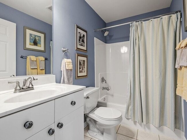 Photo - Bright & Spacious 2BR/2BA Condo with Cover... Unidad 204