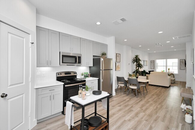 Building Photo - 2003 Laverne Willow Ln Unit B