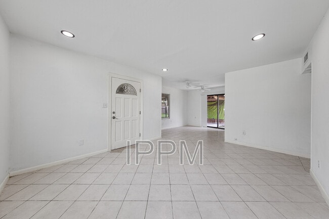 Photo - 717 E Jim Hogg Ave