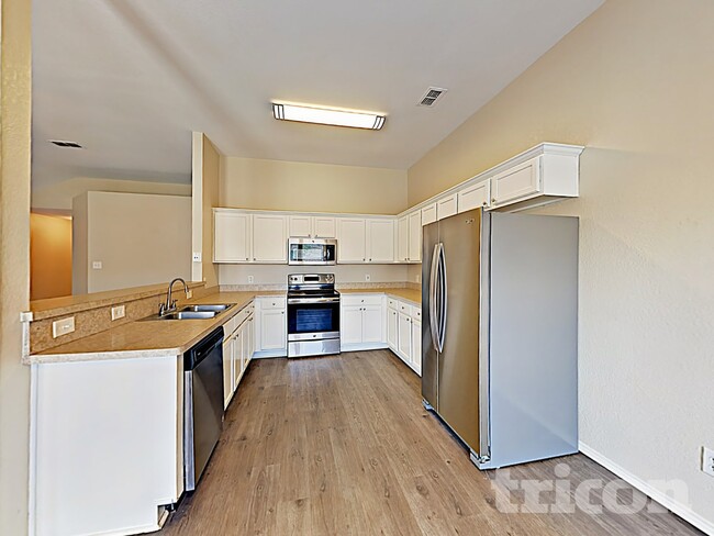 Photo - 1584 Sandhurst Dr