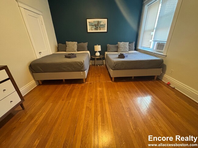 Building Photo - 22 Euston St Unit 4