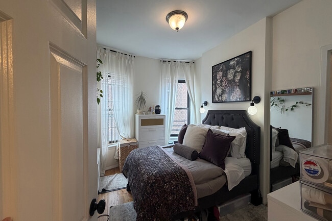 Photo - 160 E 91st St