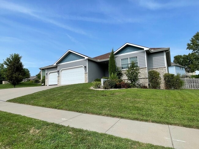 Photo - 825 Locharno Dr