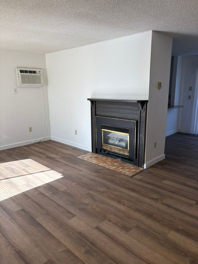 Building Photo - MP81 - 6113-6117 N. Addison St. Unit 6115