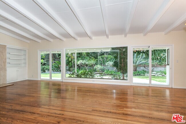 Photo - 1129 Roscomare Rd Casa