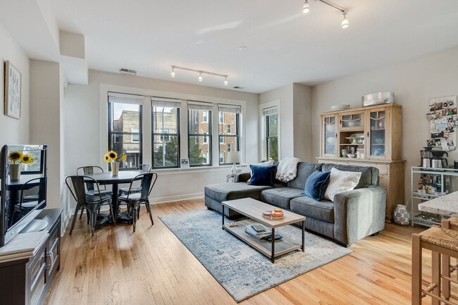 Building Photo - 2235 W Wilson Ave Unit 2233-1