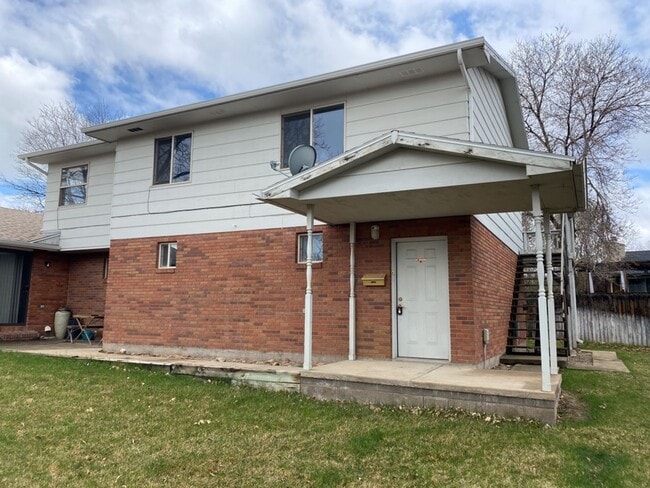 Building Photo - 2 Bedroom 2 Bath Townhome w/ large 2 car garage - Freshly remodeled - Available Now