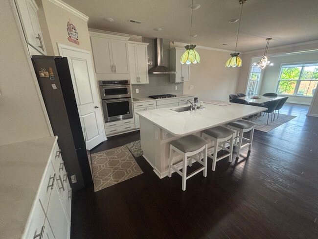 Photo - Room in House on Aintree Ave