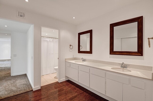Baño principal con dos lavabos - 1895 N Vía Miraleste Unidad 1522