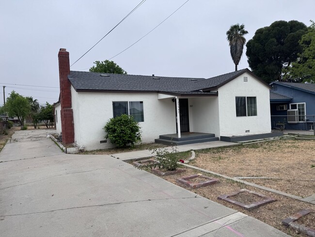 3 Bedroom, 1 1/2 Bath, Spacious Yard - 3 Bedroom, 1 1/2 Bath, Spacious Yard House
