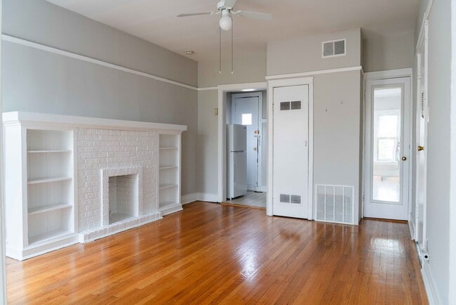 Photo - Uptown / Ravenswood - Studio - w/ Decorative Fireplace Unit 1468-2F
