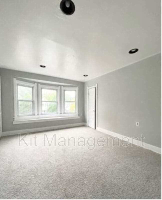 Photo - 828 Toronto Ave