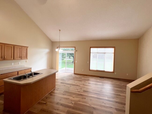 Open concept with vaulted ceiling - 2151 Cleveland Way S Casa Adosada