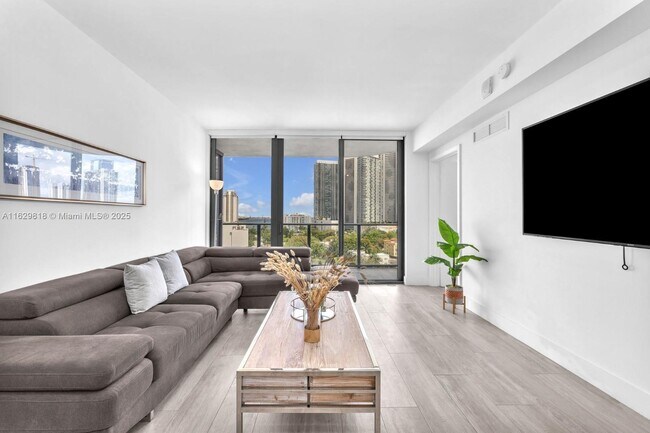 Photo - 121 NE 34th St Unidad 905
