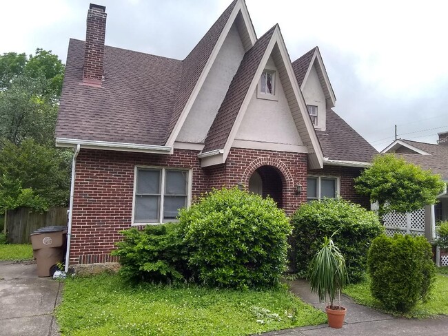 Building Photo - 1006 McMahan Ave