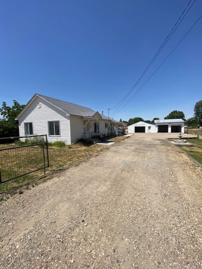 Home With Shop & Pasture! - Home With Shop & Pasture!