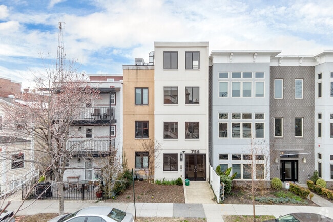 Photo - 756 Park Rd NW