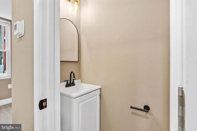 Photo - 2028 W Oxford St