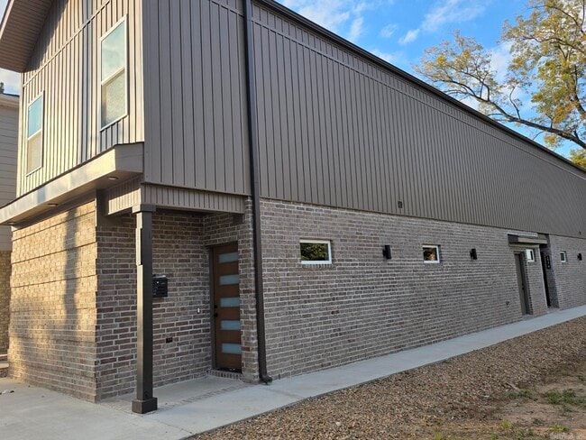 Building Photo - 1814 E 4th St