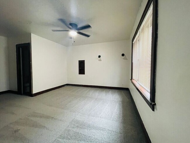 Photo - 701 W Maple Ave