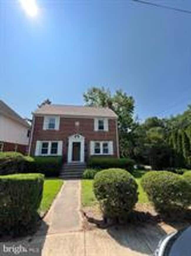 Building Photo - CHARMING BRICK COLONIAL HOME IN ROCKVILLE,...