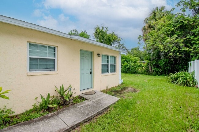 Photo - 2/1 Close to Downtown Tampa and University...