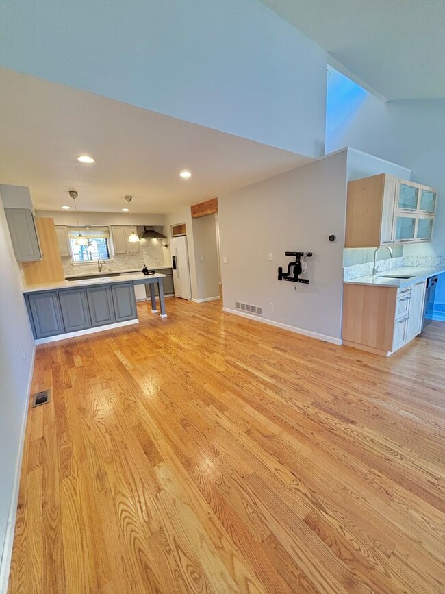 Photo - Spacious 3-Bedroom Condo in Prime Golden Location!! Available Now!!