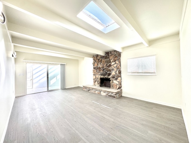 Photo - 15560 Calgary St