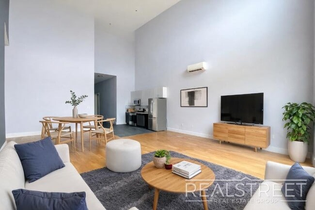 Building Photo - LUXURY PENTHOUSE 2 BR Loft WITH PRIVATE ROOF DECK in Queens! + 1 MONTH FREE!