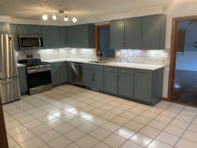 Photo - Spacious 3bed 3 bath Split-Level in Bethel...