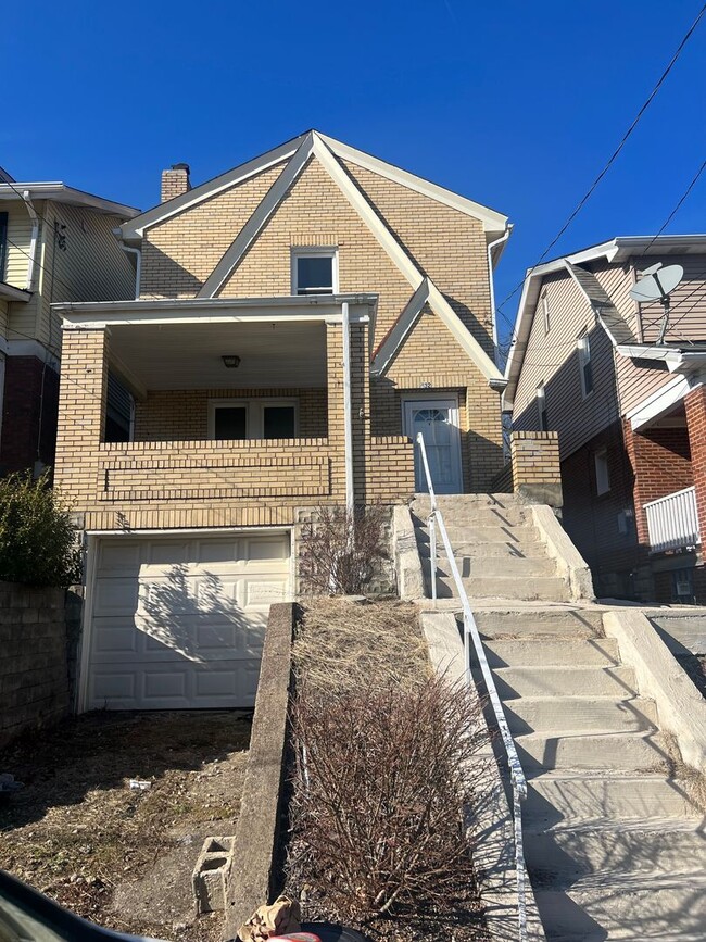 Spacious 2 bedroom home on South Side - Spacious 2 bedroom home on South Side