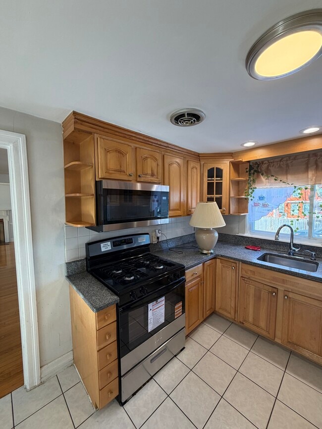 Building Photo - 632 W Roxbury Pkwy