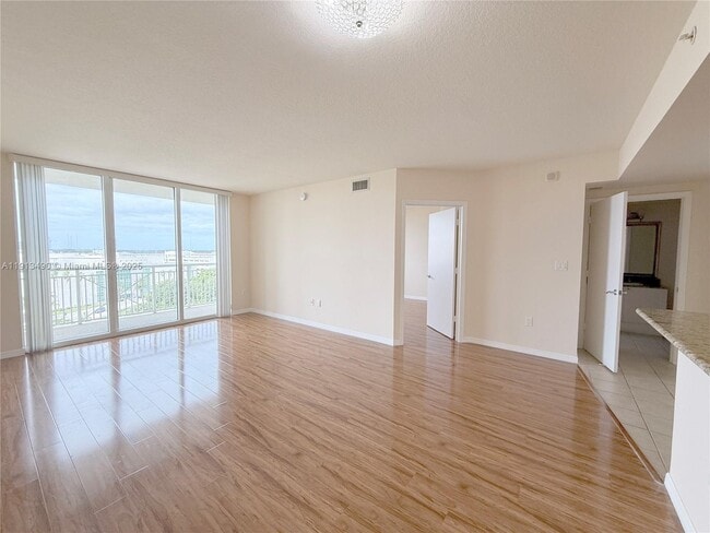 Building Photo - 19501 W Country Club Dr Unit 912