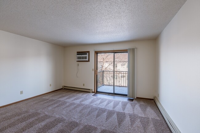Fargo, ND Carlton Place Apartments | Living