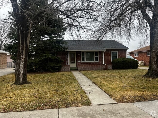 Building Photo - Rare FOUR Bedroom Single Family Home for Rent