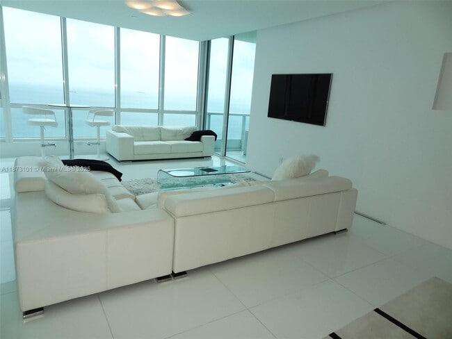 Photo - 100 South Pointe Dr Unidad 3105
